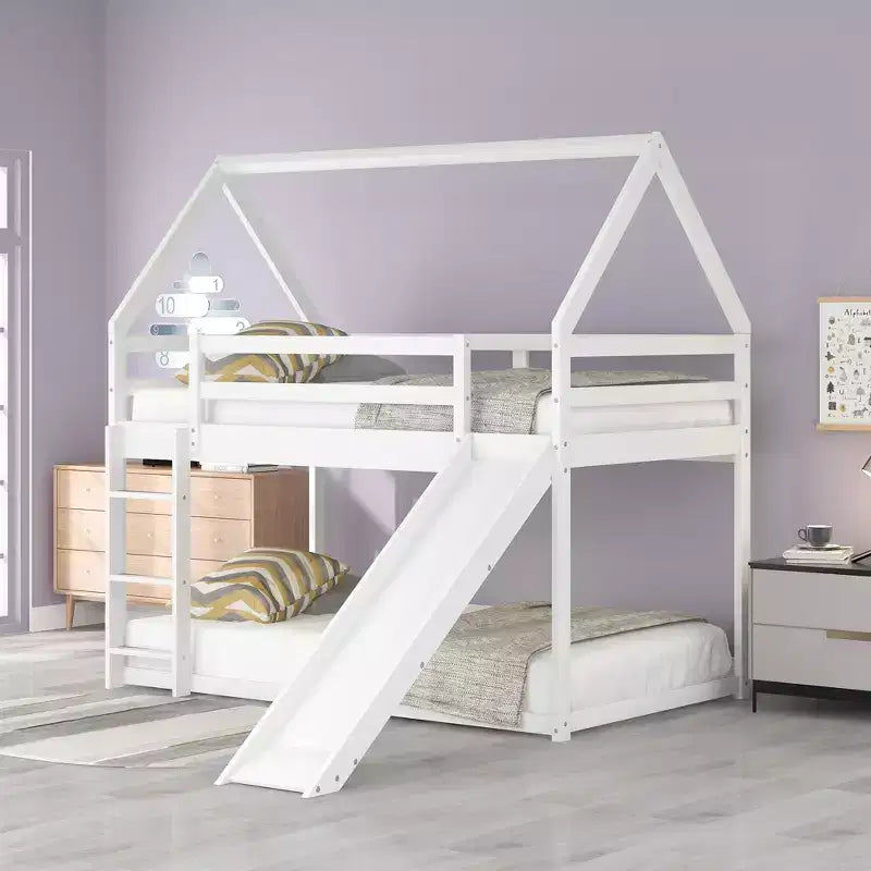 Letto a castello Twin su Twin a pavimento, letto a castello a casetta Twin Size con scivolo, scaletta, spondina e tetti per bambine e bambini