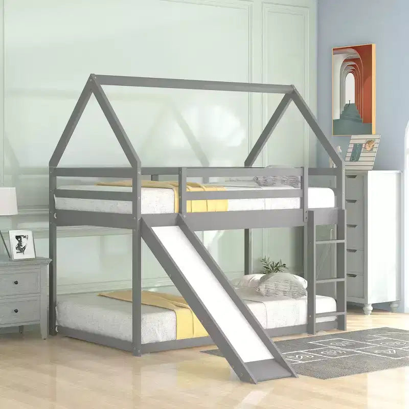 Letto a castello Twin su Twin a pavimento, letto a castello a casetta Twin Size con scivolo, scaletta, spondina e tetti per bambine e bambini