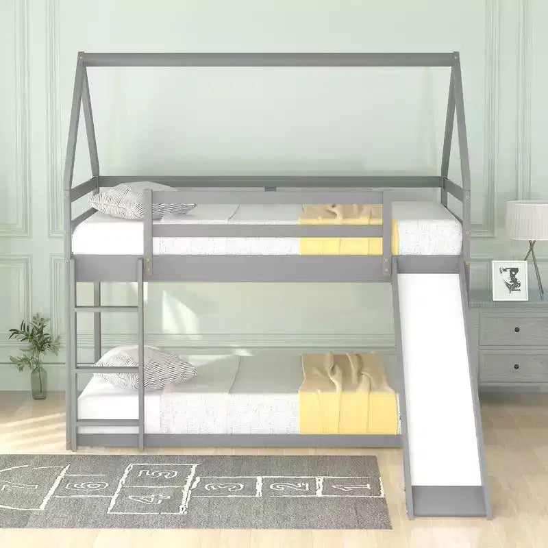 Letto a castello Twin su Twin a pavimento, letto a castello a casetta Twin Size con scivolo, scaletta, spondina e tetti per bambine e bambini