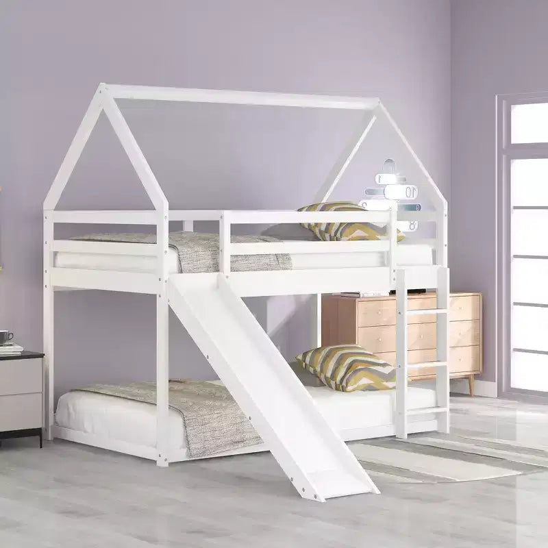 Letto a castello Twin su Twin a pavimento, letto a castello a casetta Twin Size con scivolo, scaletta, spondina e tetti per bambine e bambini