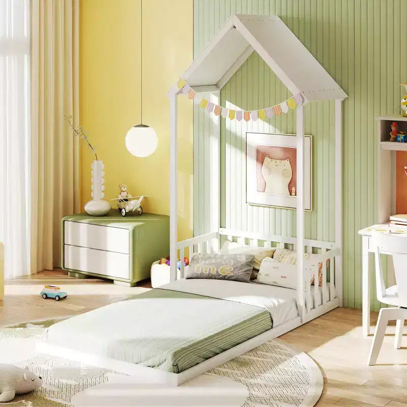 Costway Letto a Casetta per Bambini, Lettino Montessori a Pavimento con Tetto a Forma di Casetta e Mezza Recinzione, Naturale/Bianco/Grigio