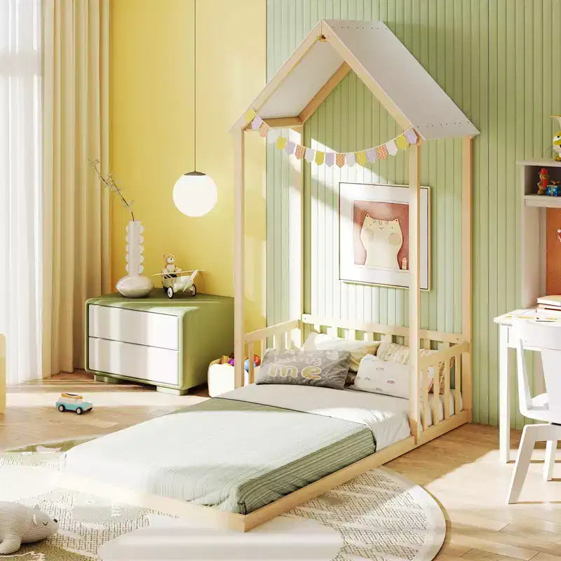 Costway Letto a Casetta per Bambini, Lettino Montessori a Pavimento con Tetto a Forma di Casetta e Mezza Recinzione, Naturale/Bianco/Grigio