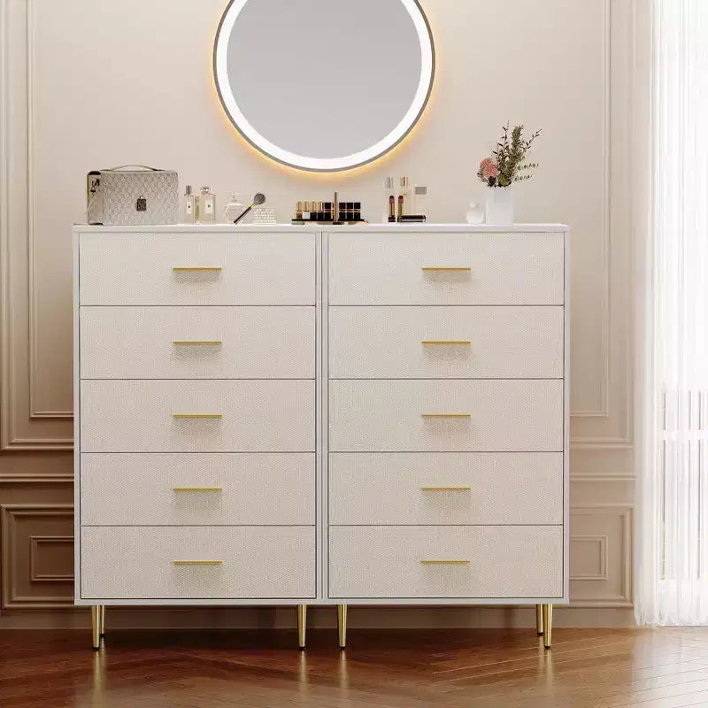 Comò alto e stretto in legno bianco a 5 cassetti con maniglie e gambe in metallo dorato per camera da letto, soggiorno, ingresso