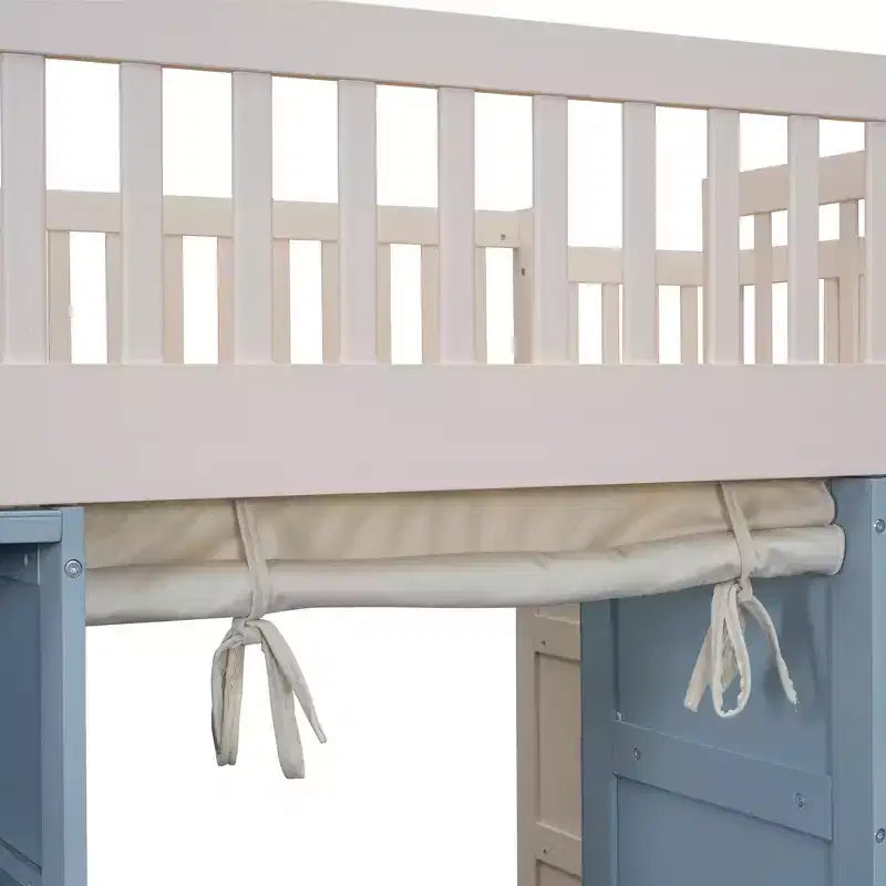 Letto a soppalco a grandezza naturale con 2 scaffali a quattro ripiani e scala contenitore, struttura in legno con tenda e armadietti, bianco