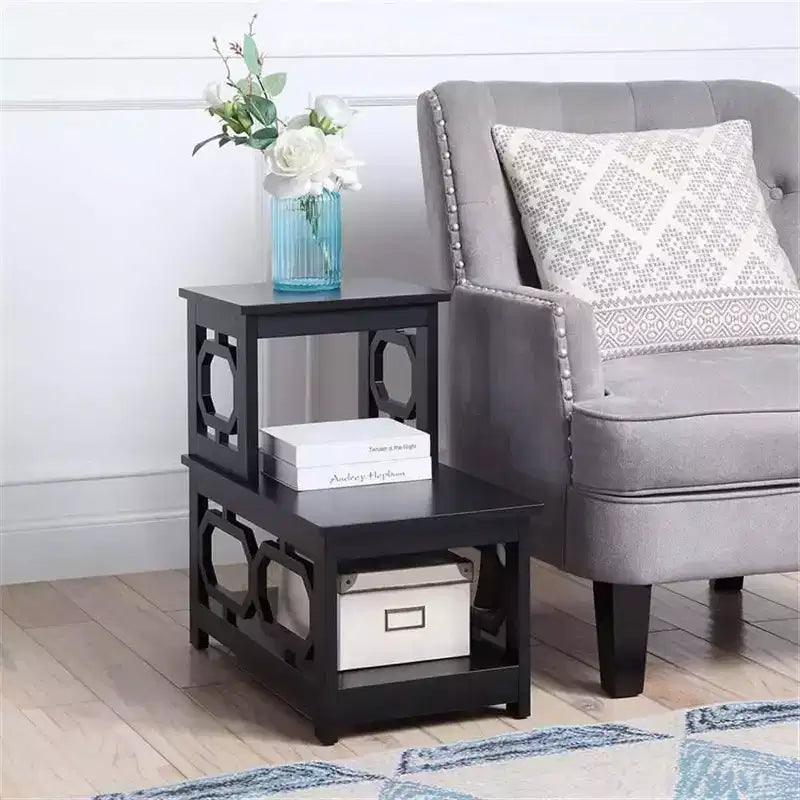 Tavolino da salotto HomeStock Belmont a 2 ripiani con design a L contemporaneo, ripiani portaoggetti a tre livelli per soggiorno o ufficio domestico