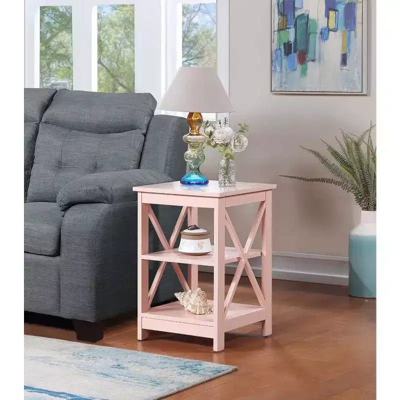Tavolino da salotto HomeStock Belmont con tre ampi ripiani aperti e pannelli decorativi con struttura a X, elegante tavolino contenitore per l'arredamento del soggiorno