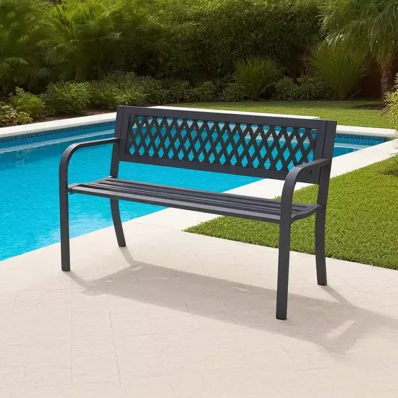 La panchina con struttura in ferro Dyonery è realizzata in metallo solido e presenta un design geometrico traforato, che la rende adatta per giardini, cortili e terrazze.