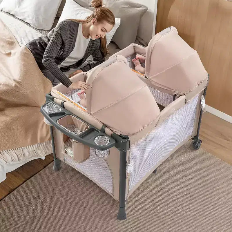 JOYMOR Culla Gemellare per Neonati, Culla Accanto al Letto Beige, Convertibile in Culla da Affiancare e Box, con Ruote, Freno, Sponda Laterale Pieghevole, Beige