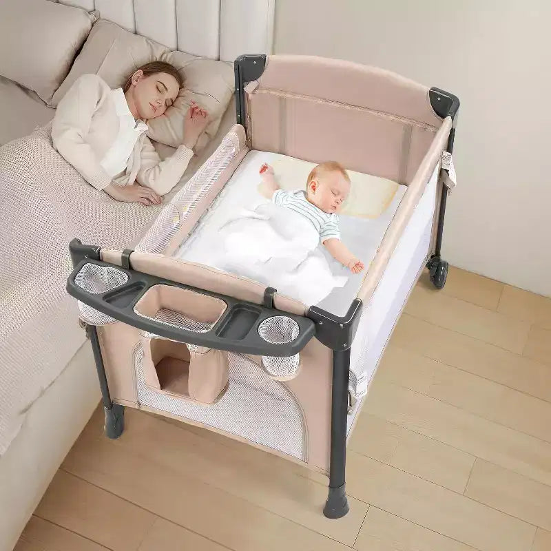 JOYMOR Culla Gemellare per Neonati, Culla Accanto al Letto Beige, Convertibile in Culla da Affiancare e Box, con Ruote, Freno, Sponda Laterale Pieghevole, Beige