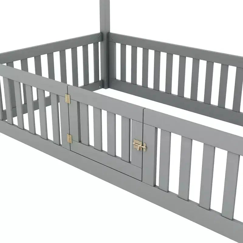 Letto a casetta a pavimento per bambini, letto Montessori in legno con recinzione e porta, letto a casetta completo con tetto per bambine e bambini