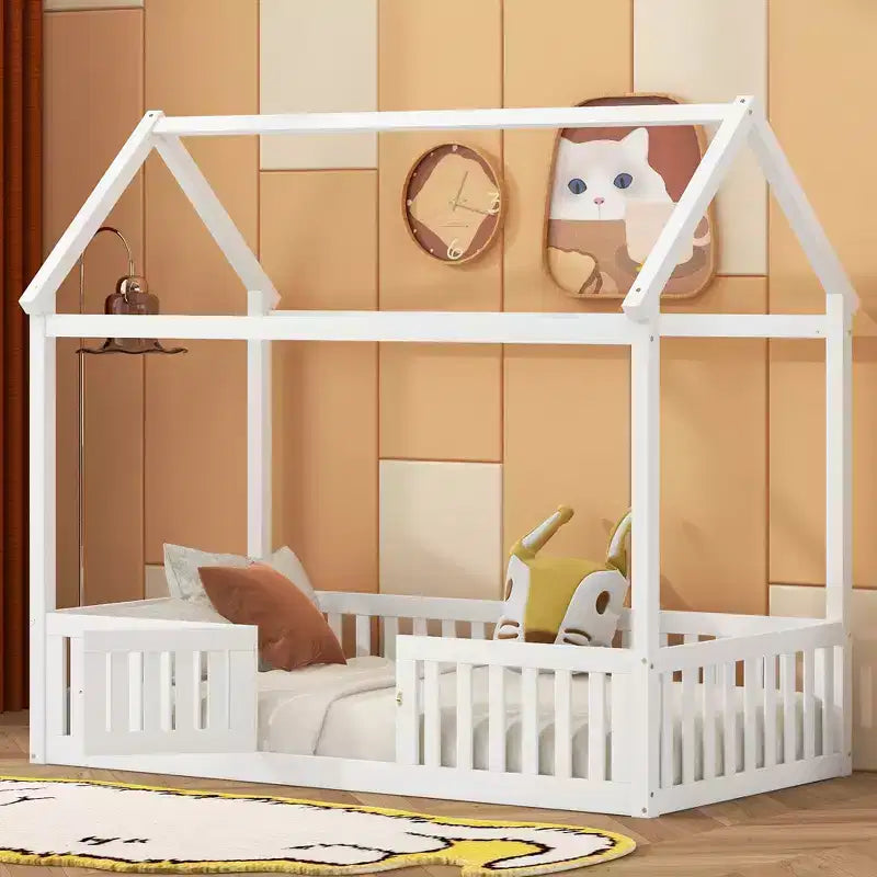 Letto a casetta a pavimento per bambini, letto Montessori in legno con recinzione e porta, letto a casetta completo con tetto per bambine e bambini