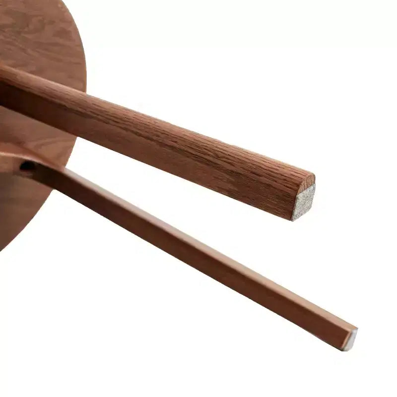 Tavolino Rotondo in Legno Okak con Cuscinetti Antiscivolo Delicati sul Pavimento, Tavolino con Robusta Struttura a Tre Gambe, Tavolino da Divano per Soggiorno