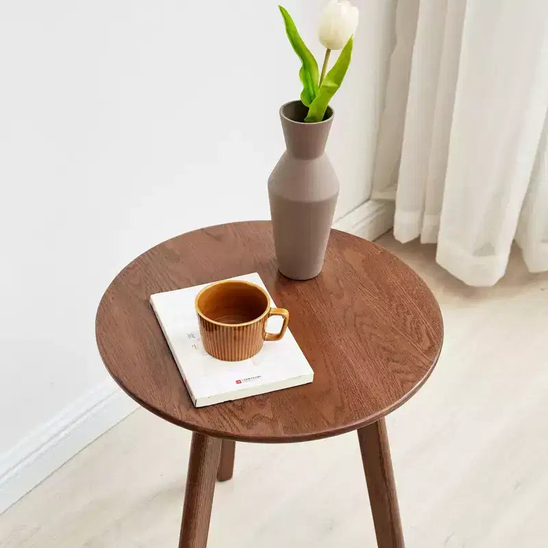 Tavolino Rotondo in Legno Okak con Cuscinetti Antiscivolo Delicati sul Pavimento, Tavolino con Robusta Struttura a Tre Gambe, Tavolino da Divano per Soggiorno