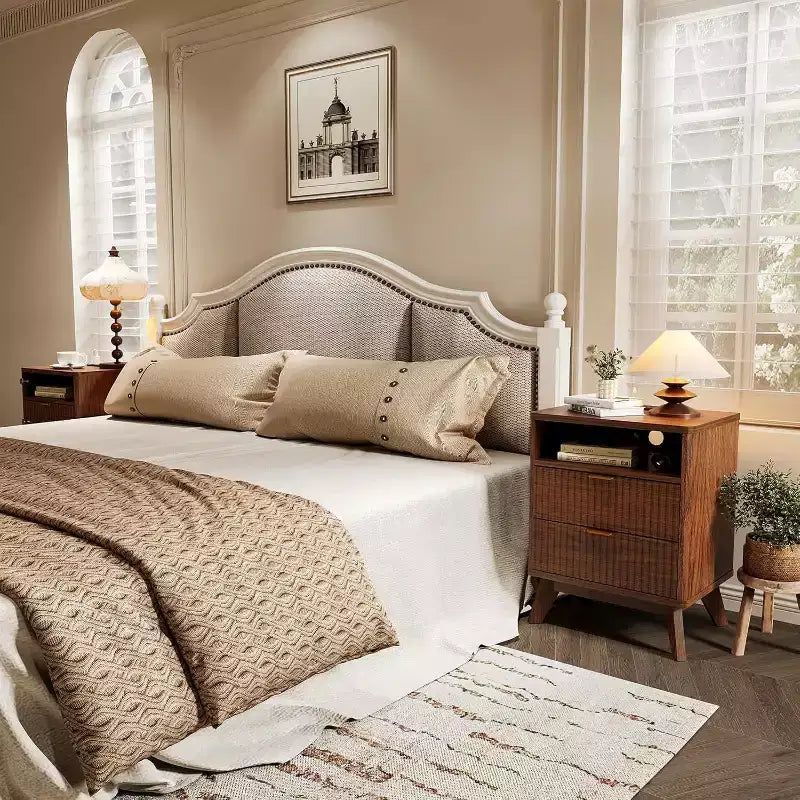 Comodino a giorno ondulato moderno con stazione di ricarica, comodino a 2 cassetti con ripiano aperto, comodino per camera da letto o soggiorno, elegante contenitore