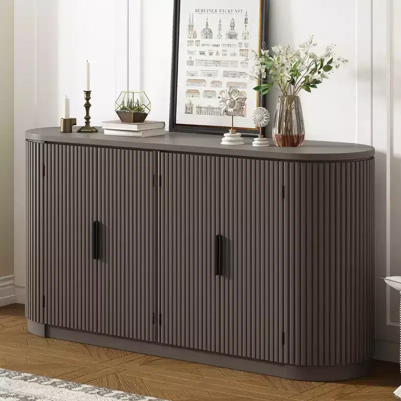 Clihome Credenza a strisce verticali con maniglie in metallo e ripiani regolabili per sala da pranzo, mobile moderno da soggiorno