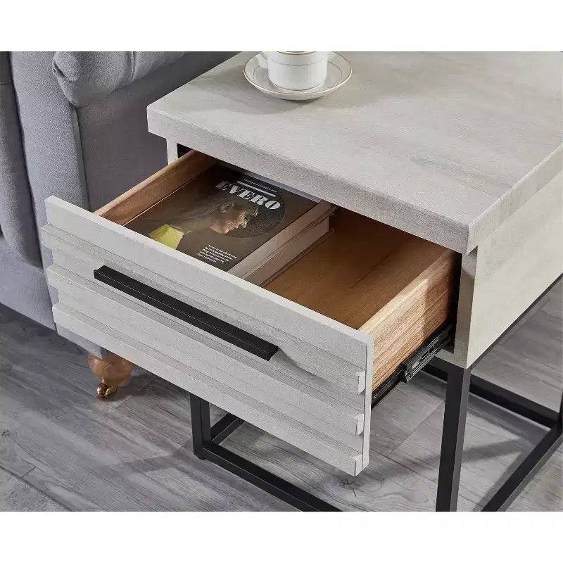Tavolino rustico Okak con cassetto e gambe in metallo, comodino con piano spesso, tavolino d'appoggio per divano, soggiorno, camera da letto