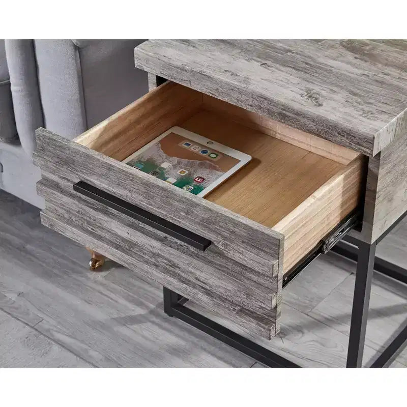 Tavolino rustico Okak con cassetto e gambe in metallo, comodino con piano spesso, tavolino d'appoggio per divano, soggiorno, camera da letto