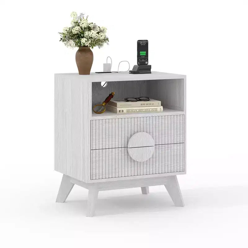 Comodino scanalato, Comodino alto in legno con stazione di ricarica, porte USB e prese, 2 cassetti e ripiano aperto, Tavolino moderno per la camera da letto
