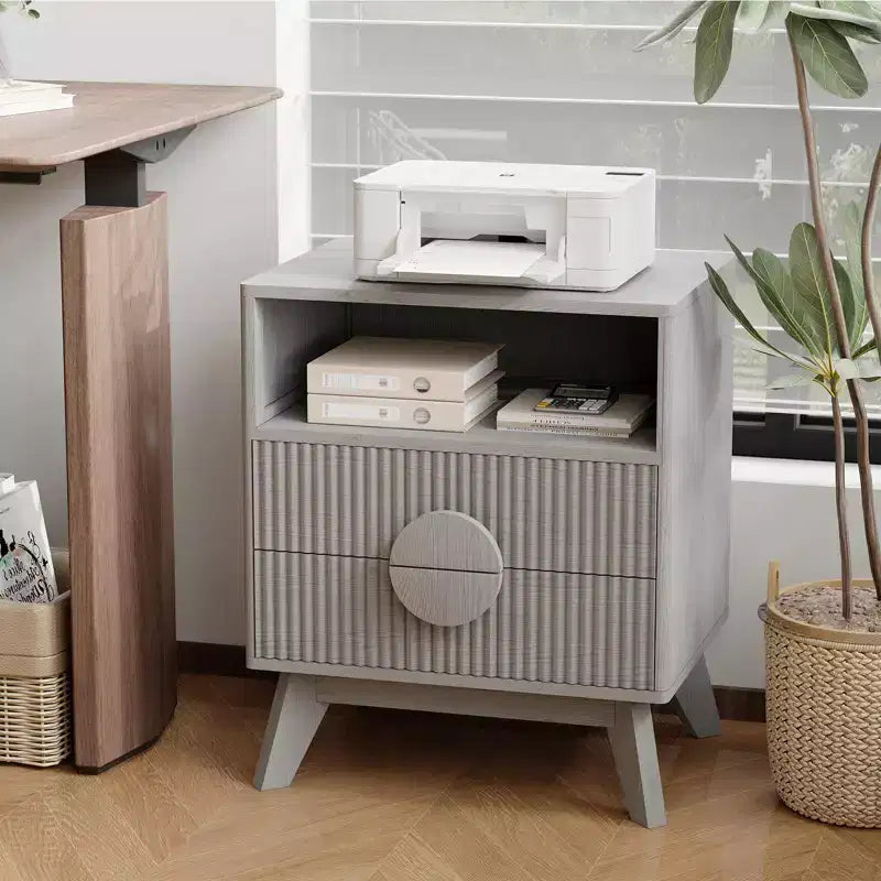 Comodino scanalato, Comodino alto in legno con stazione di ricarica, porte USB e prese, 2 cassetti e ripiano aperto, Tavolino moderno per la camera da letto
