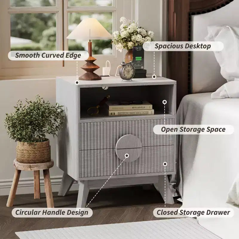 Comodino scanalato, Comodino alto in legno con stazione di ricarica, porte USB e prese, 2 cassetti e ripiano aperto, Tavolino moderno per la camera da letto