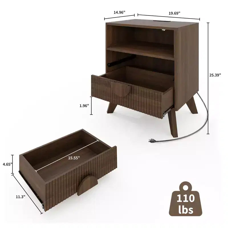 Comodino scanalato, Comodino alto in legno con stazione di ricarica, porte USB e prese, 2 cassetti e ripiano aperto, Tavolino moderno per la camera da letto