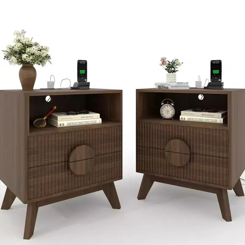 Comodino scanalato, Comodino alto in legno con stazione di ricarica, porte USB e prese, 2 cassetti e ripiano aperto, Tavolino moderno per la camera da letto