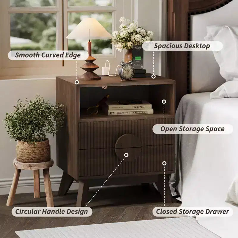 Comodino scanalato, Comodino alto in legno con stazione di ricarica, porte USB e prese, 2 cassetti e ripiano aperto, Tavolino moderno per la camera da letto