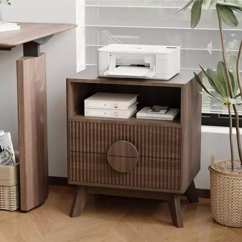 Comodino scanalato, Comodino alto in legno con stazione di ricarica, porte USB e prese, 2 cassetti e ripiano aperto, Tavolino moderno per la camera da letto