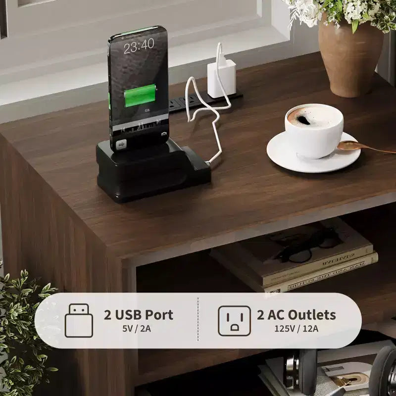Comodino scanalato, Comodino alto in legno con stazione di ricarica, porte USB e prese, 2 cassetti e ripiano aperto, Tavolino moderno per la camera da letto