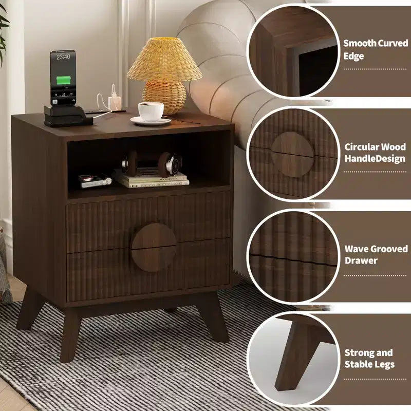 Comodino scanalato, Comodino alto in legno con stazione di ricarica, porte USB e prese, 2 cassetti e ripiano aperto, Tavolino moderno per la camera da letto