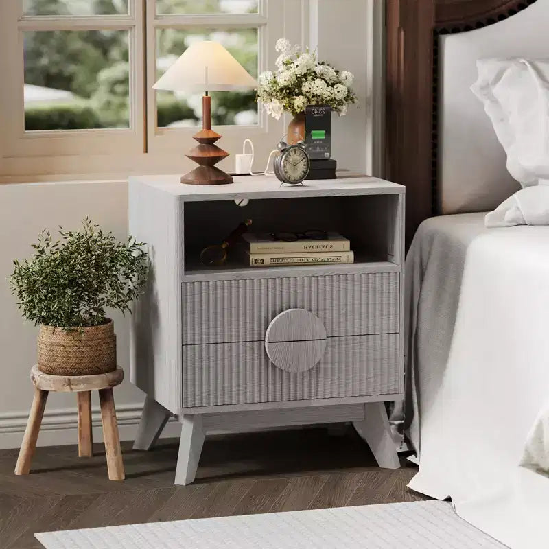 Comodino scanalato, Comodino alto in legno con stazione di ricarica, porte USB e prese, 2 cassetti e ripiano aperto, Tavolino moderno per la camera da letto