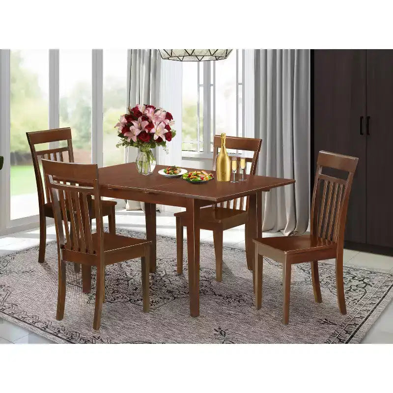 Tavolo da pranzo HomeStock rettangolare con piano in legno massello finitura mogano 5 pezzi con 4 sedie