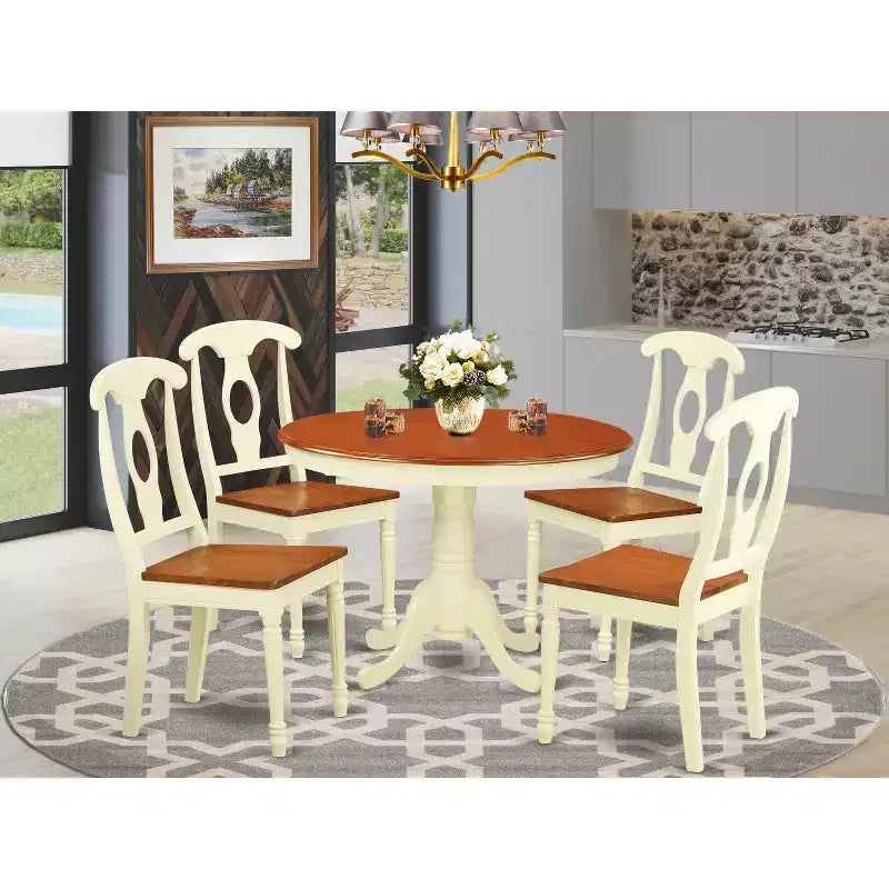 Tavolo da pranzo HomeStock a 5 pezzi con piano rotondo in legno massello con finitura color latticello e ciliegio e 4 sedie