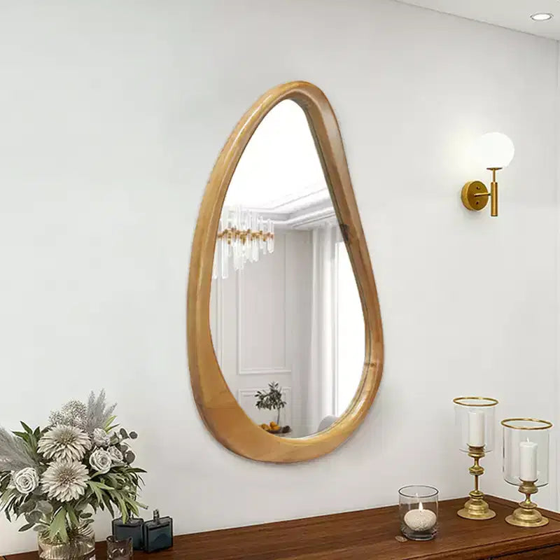 Specchio da parete GDFStudio Jenera moderno in legno a forma di lacrima irregolare