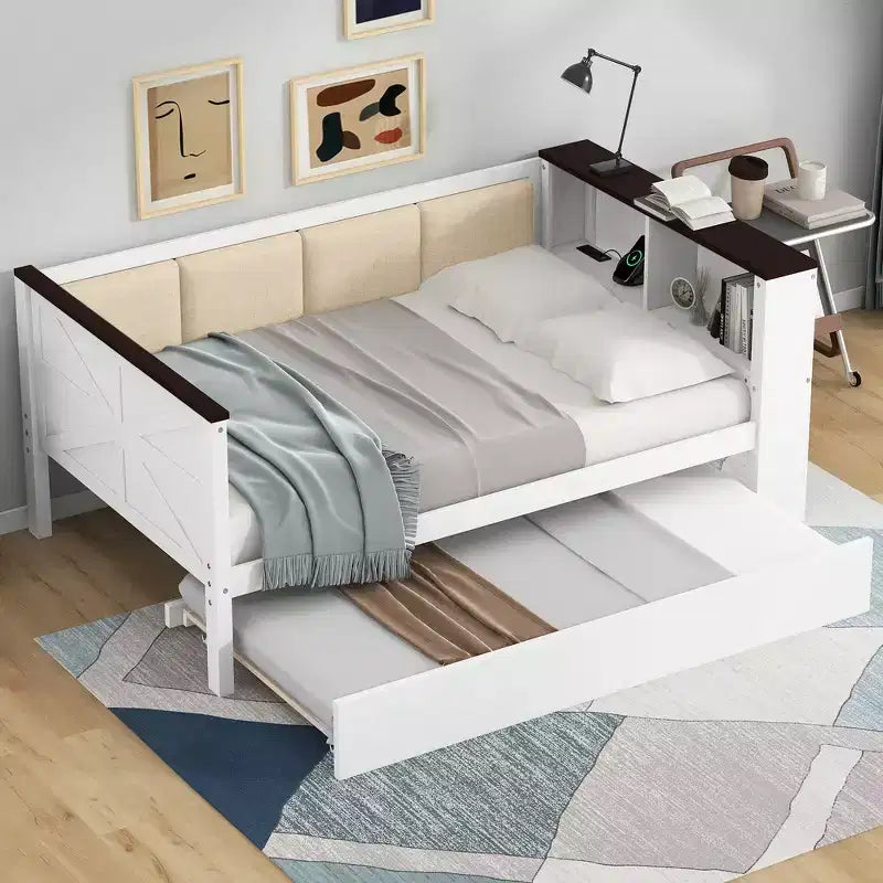 Divano letto singolo in legno Whisen con struttura e ripiani portaoggetti, schienale imbottito e letto estraibile