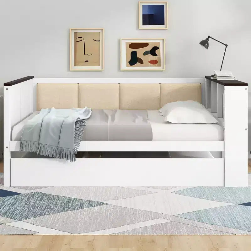 Divano letto singolo in legno Whisen con struttura e ripiani portaoggetti, schienale imbottito e letto estraibile