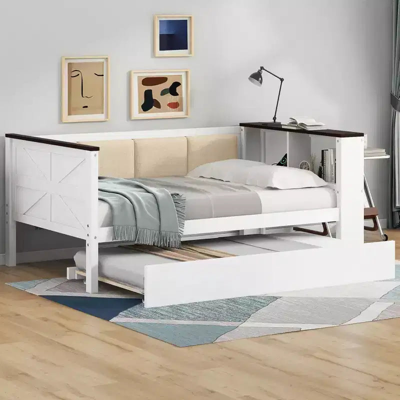 Divano letto singolo in legno Whisen con struttura e ripiani portaoggetti, schienale imbottito e letto estraibile