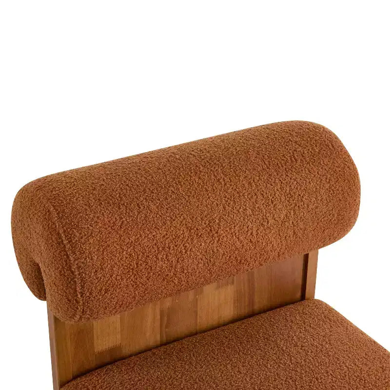 Poltrona Homy Casa con schienale arrotolato e base in legno massello, rivestimento in tessuto bouclé