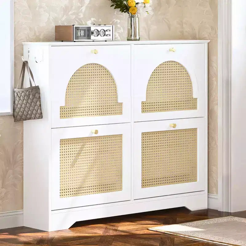 MAYEERTY Scarpiera salvaspazio a ribalta Mid-Century, 4 cassetti a ribalta, 4 ante in rattan, 2 ganci argentati, 107 cm L, Bianca