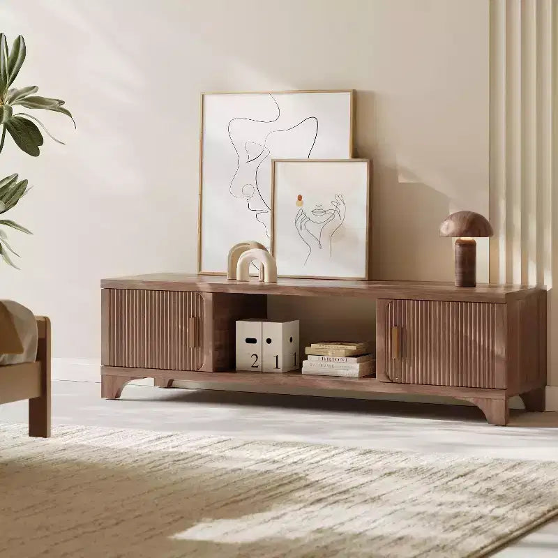 Mobile TV moderno di metà secolo SUGIFT per TV da 55-65 pollici, console multimediale Boho con ante scanalate, armadietti e ripiano aperto