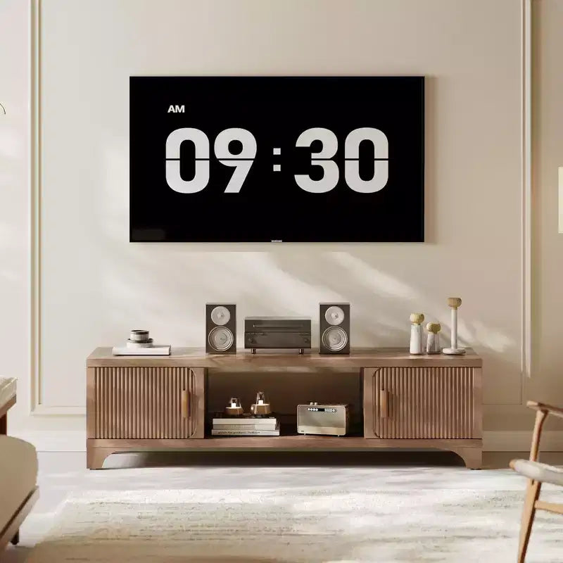 Mobile TV moderno di metà secolo SUGIFT per TV da 55-65 pollici, console multimediale Boho con ante scanalate, armadietti e ripiano aperto