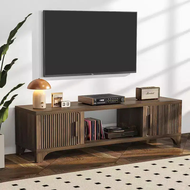 Mobile TV moderno di metà secolo SUGIFT per TV da 55-65 pollici, console multimediale Boho con ante scanalate, armadietti e ripiano aperto