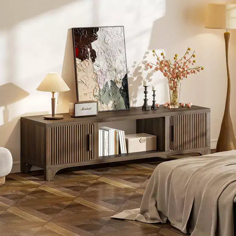 Mobile TV moderno di metà secolo SUGIFT per TV da 55-65 pollici, console multimediale Boho con ante scanalate, armadietti e ripiano aperto