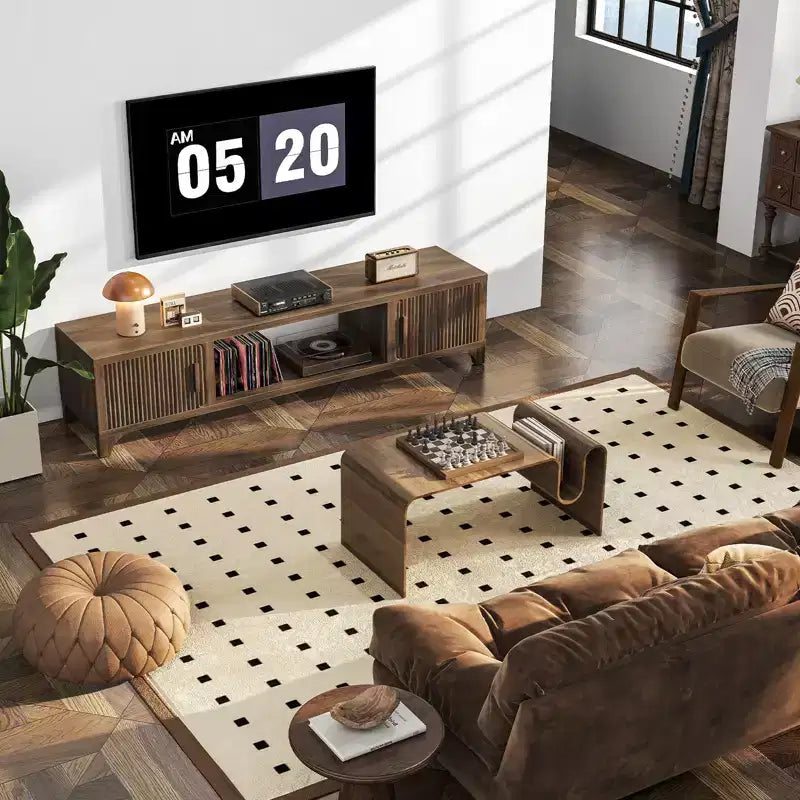 Mobile TV moderno di metà secolo SUGIFT per TV da 55-65 pollici, console multimediale Boho con ante scanalate, armadietti e ripiano aperto