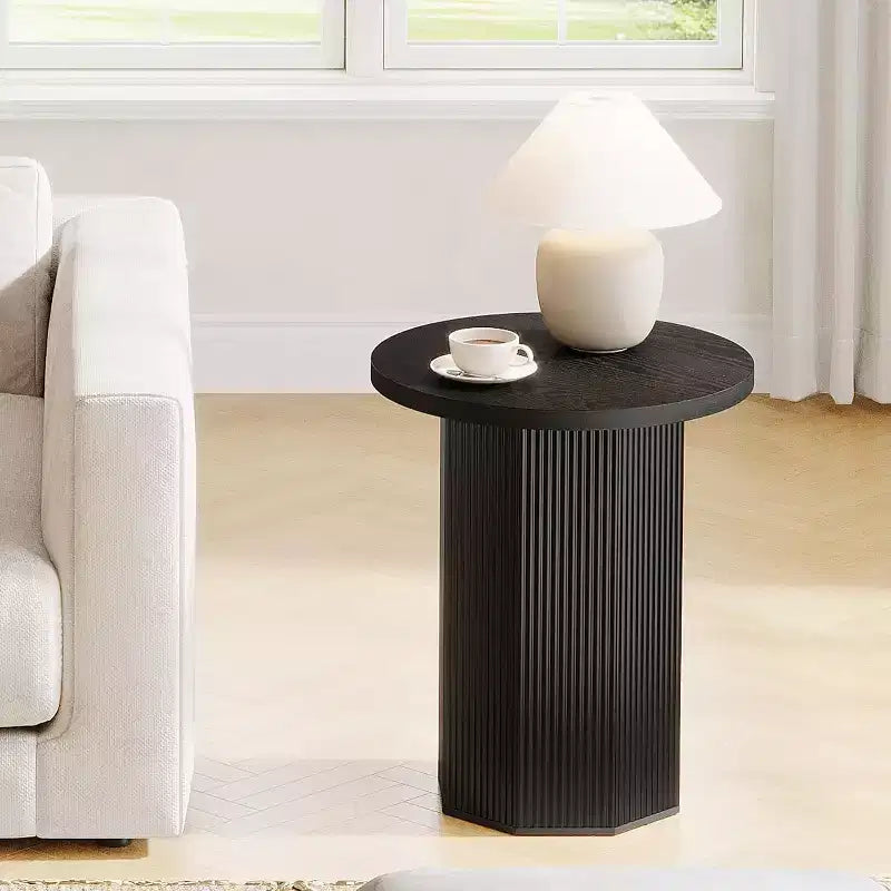 Tavolino rotondo Lantine, Tavolino laterale a piedistallo in stile rustico, Comodino in legno scanalato portabevande per soggiorno, camera da letto, Nero