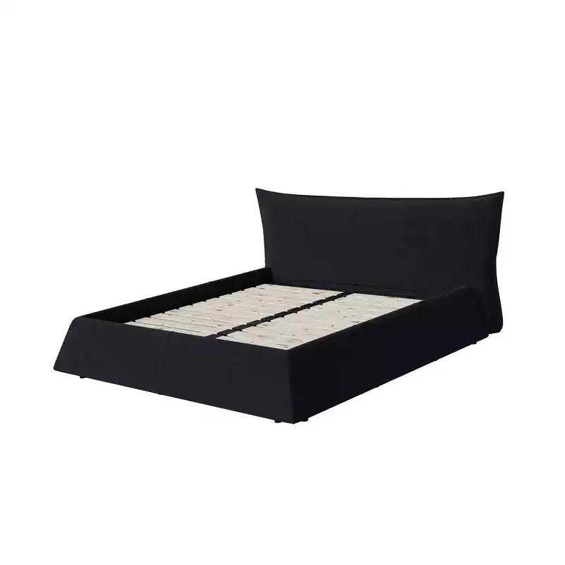 Letto a piattaforma imbottito king size Whisen, struttura in metallo e legno massello con testiera in velluto dalla forma speciale