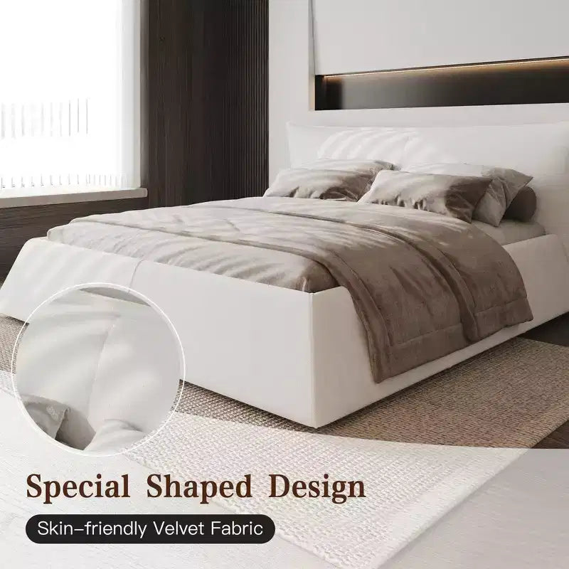 Letto a piattaforma imbottito king size Whisen, struttura in metallo e legno massello con testiera in velluto dalla forma speciale