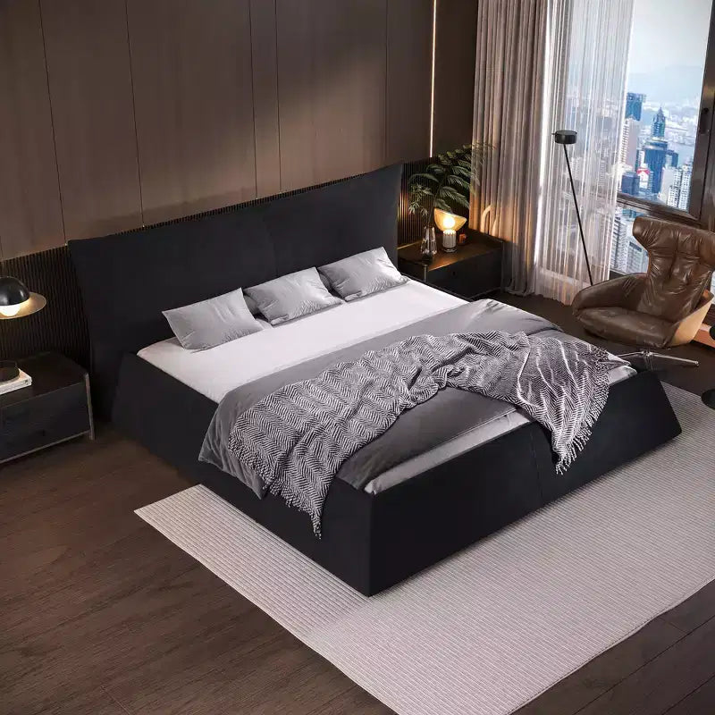 Letto a piattaforma imbottito king size Whisen, struttura in metallo e legno massello con testiera in velluto dalla forma speciale