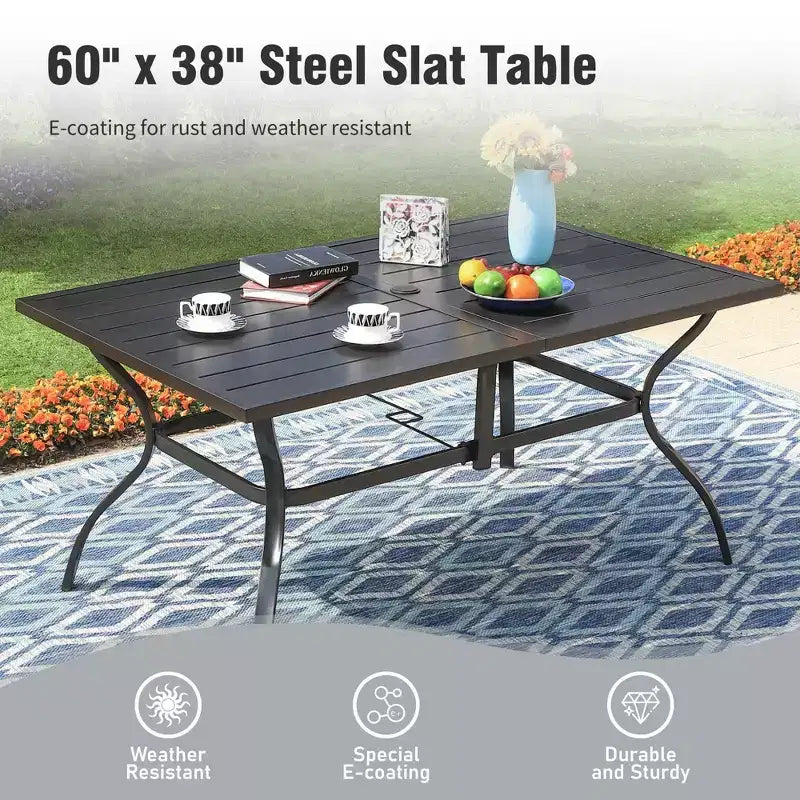 Captiva Designs Set da pranzo 8 pezzi: tavolo in acciaio con ripiano a doghe e sedie in metallo con schienale a righe, con ombrellone da mercato