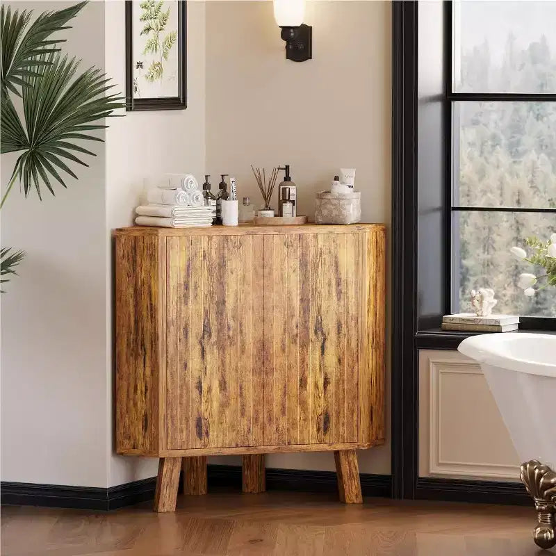 Mobiletto angolare da fattoria a 3 livelli con ripiano regolabile, tavolo angolare in legno con ante e tavolino angolare triangolare per soggiorno e cucina